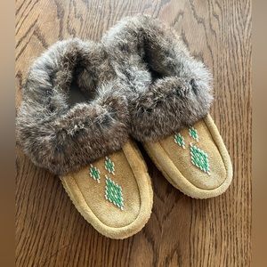 Moccasin Slippers Unisex Soft Sole Leather Fur Beaded NWOT Women 7-7.5 Men 5-5.5